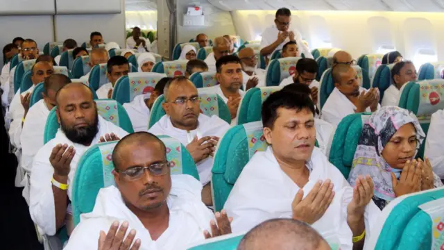 জেদ্দার উদ্দেশ্যে ছাড়তে যাওয়া বিমানে হাজীরা (ফাইল ফটো)