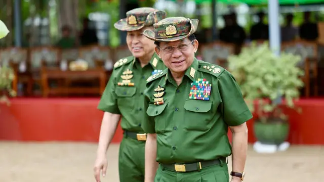 စစ်ခေါင်းဆောင်ဗိုလ်ချုပ်မှူးကြီးမင်းအောင်လှိုင် နဲ့ ဒုတိယဗိုလ်ချုပ်မှူးကြီး စိုးဝင်း