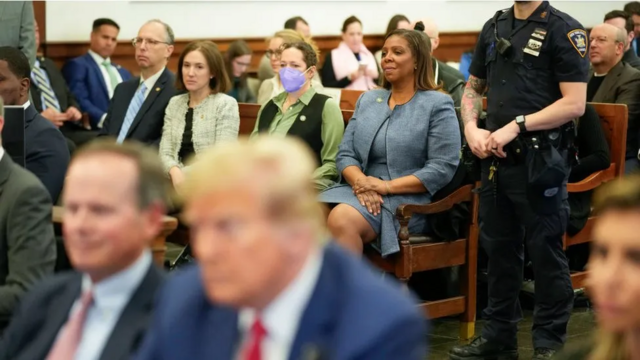 Tổng Chưởng lý New York Letitia James ngồi phía sau ông Trump trong phần tranh luận luận tội cuối cùng.