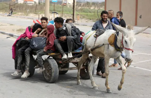 نازحون من محيط مستشفى الشفاء في شمال قطاع غزة باتجاه الجنوب