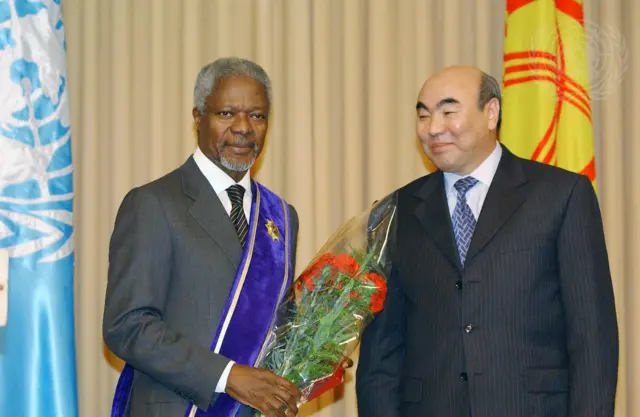 Мрулагы президент Аскар Акаев жана Кофи Аннан