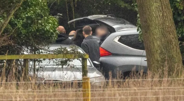 Sejumlah orang, yang diyakini sebagai anggota Kepolisian Inggris,