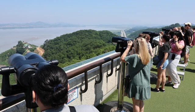 경기도 파주시 오두산전망대에서 관광객들이 북녘 황해북도 개풍군 마을 일대를 살펴보고 있다