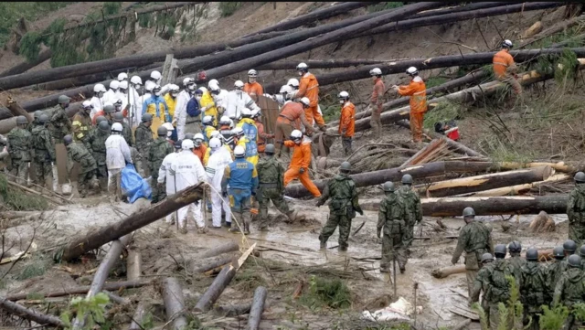  ကျုရှူးမြေပြိုကျမှုမှာ ကယ်ဆယ်ရေးသမားတွေ ကူညီကယ်ဆယ်နေတာတွေ့ရ 