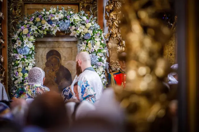 Верующие в храме перед иконой Божией Матери