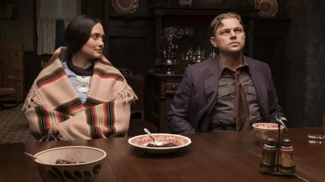 Lily Gladstone y Leonardo Di Caprio en un fotograma de la película de Martin Scorsese Killers of the Flower Moon ("Los asesinos de la luna").
