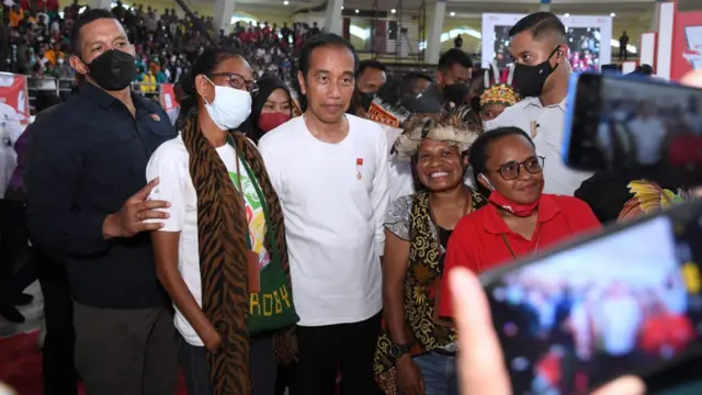 Presiden Jokowi memberikan nomor induk berusaha (NIB) kepada para pelaku UMKM di Gedung Olahraga (GOR) Toware (HMS), Kabupaten Jayapura