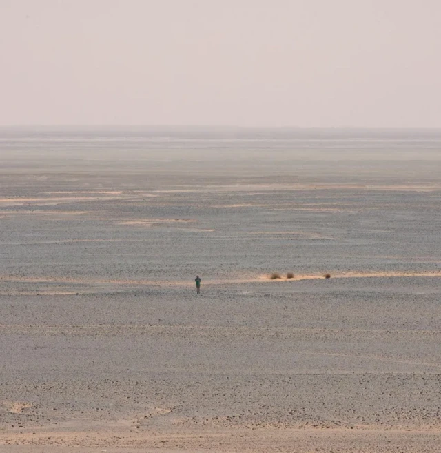 M. Cook a décidé de courir la nuit pour éviter la chaleur du désert du Sahara.