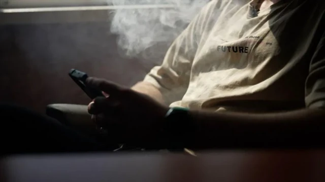 얼굴이 보이지 않는 남성의 모습