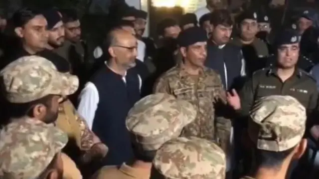 பாகிஸ்தான் ராணுவம் மீது காவல்துறை கோபமாக இருப்பது ஏன்? 