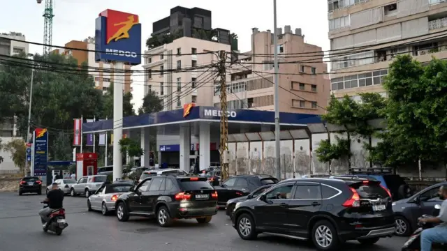 Veículos fazendo fila para abastecer em posto de gasolina em Beirute.