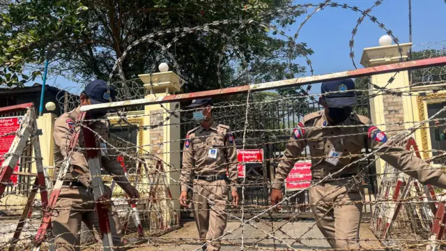 အင်းစိန်ထောင်ရှေ့ အကျဥ်းဦးစီးဌာနက ဝန်ထမ်းအချို့ (ပုံဟောင်း) 