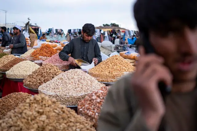 وچې او تازه میوې د اخترونو پر مهال د خپلو ځانګړو مارکېټونو او دوکانونو ترڅنګ د واټونو په سر هم ډېرې تر سترګو کېږي.