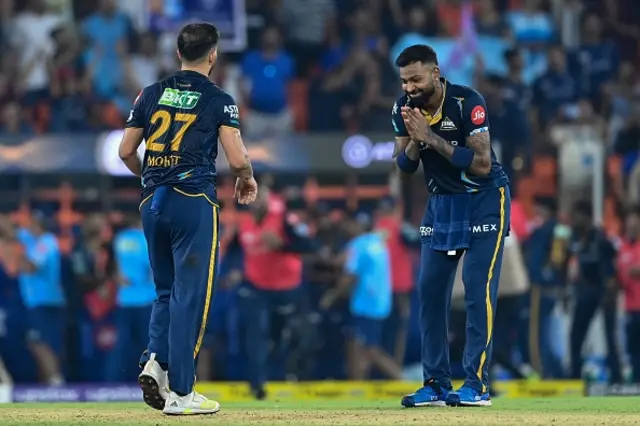 ගුජරාට් ටයිටන්ස් පිල වෙනුවෙන් දක්ෂ පන්දු යැවීමක නිරත වූ මොහිත් ෂර්මා ලකුණු 10 කට මුම්බායි පිලේ කඩුලු පහක් දවා ගනු ලැබුවේය.