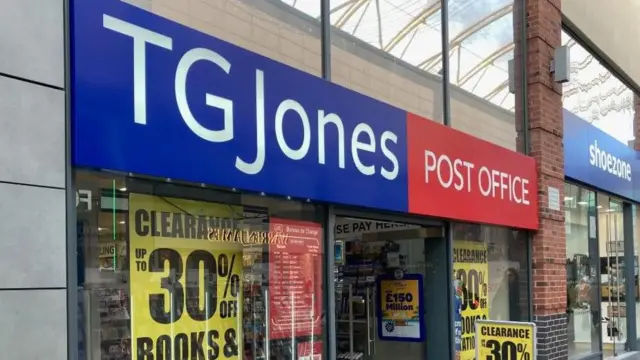 TG Jones con un cartel de correos en el centro comercial Trinity Walk de Wakefield. Shoezone está al lado.