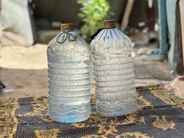 水が入ったプラスチックボトルが2つ並んでいる