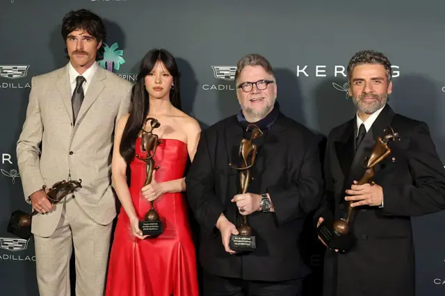 (слева направо) Джейкоб Элорди, Гильермо дель Торо, Миа Гот и Оскар Айзек позируют с наградой Visionary Award за фильм «Франкенштейн» во время церемонии вручения наград 37-го ежегодного Международного кинофестиваля в Палм-Спрингс