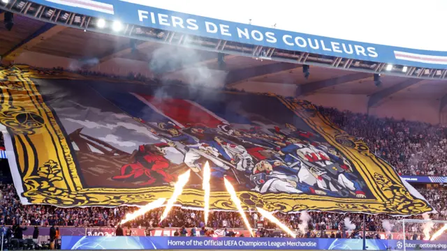 Кореографија домаћих навијача у Паризу