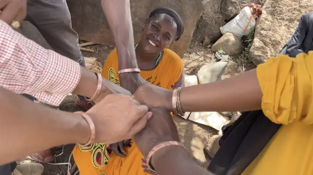 Daqiiqaa muraasa keessatti faaya harka kana sibiila gatame irra hojjatte