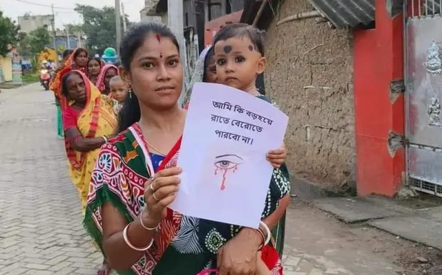 মেদিনীপুরে এক খুদেকে নিয়ে প্রতিবাদ জানাচ্ছেন মা। 