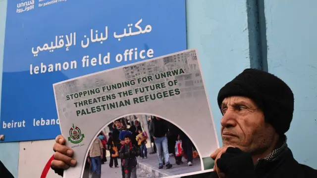 Cientos de refugiadas palestinas en Líbano protestan en Beirut contra la retirada de fondos a la UNRWA. 