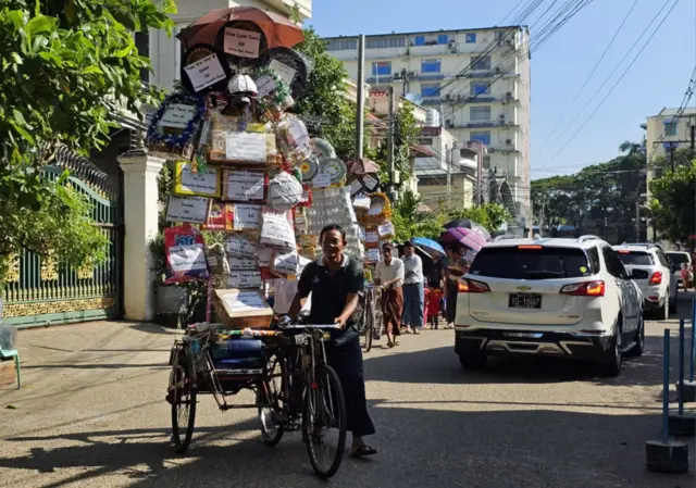 ရန်ကုန်မြို့က ပဒေသာပင် ကထိန်လှည့်နေတဲ့မြင်ကွင်း 