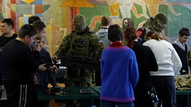 Rosyjscy żołnierze pokazują uczniom broń i drony w ramach obchodów Dnia Obrońcy Ojczyzny. Okupowany Donieck, 22 lutego 2026 r. Zdjęcie: Alexander Ermochenko