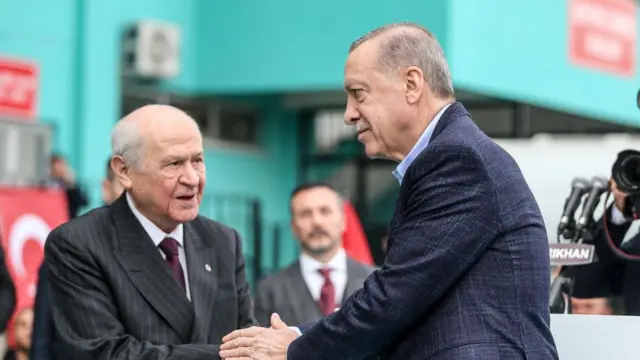 Erdoğan ve Bahçeli el sıkışıyor