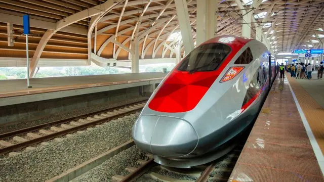 Proyek Kereta Cepat Jakarta-Bandung atau Whoosh merupakan proyek strategis nasional yang digarap sejak 2016 dan resmi beroperasi pada Oktober 2023. 