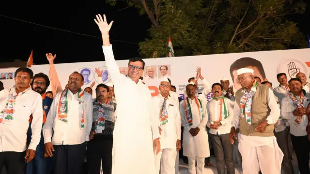 निवडणूक प्रचार सभेत अभिवादन करताना बाळासाहेब थोरात...