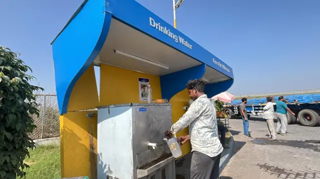 समृद्धी महामार्गावर पाण्याची सुविधा नसल्यामुळे ट्रक चालकांना पेट्रोलपंपावरील वॉटर पॉईंटवर अवलंबून राहावे लागते.