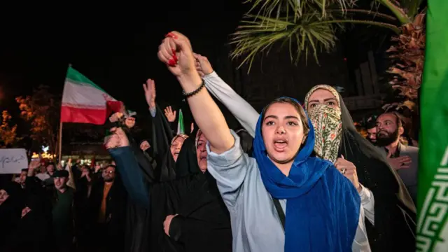 Ирандын Израилге каршы ракеталык чабуулун кубаттап, майрамдап көчөгө чыккандар. Тегеран, 2024-жылдын 14-апрели