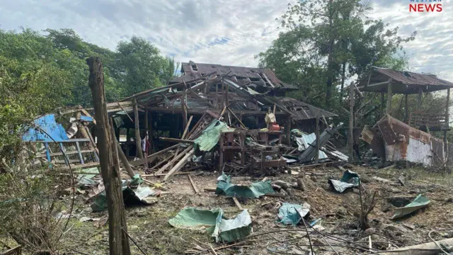 တောင်ကုတ်မြို့နယ်က တန်းလွဲဒေသ ရွာမကျေးရွာကို အောက်တိုဘာလဆန်းမှာ စစ်တပ်ဗုံးကြဲလို့ လူ ၁၆ ဦးသေဆုံးခဲ့တယ်လို့ ဒေသတွင်း သတင်းတွေက ဖော်ပြ