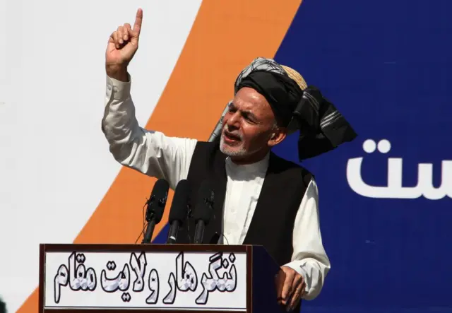 غنی در حال سخنرانی