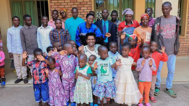 Pasteur Denise Nkurunziza ari kumwe n'abana arera