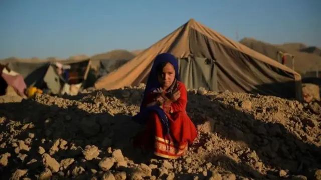 युद्ध आणि हवामान बदलामुळे आलेली गरीबी, यांचा परिणाम अनेक ठिकाणी महिला आणि मुलींच्या आयुष्यावर होतो. अफगाणिस्तानच्या बदगीस प्रांतात निर्वासितांच्या शिबीरातील एक मुलगी. 