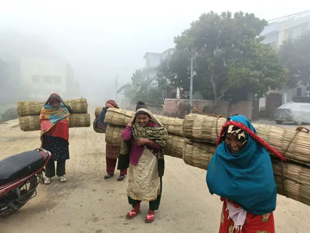कैलालीको धनगढीमा गुन्द्री बेच्न हिँडेका महिलाहरू