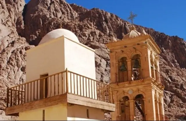 قبة المسجد الفاطمي إلى اليسار