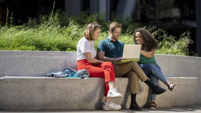 కాలు మీద కాలు వేసుకుని కూర్చోవడం