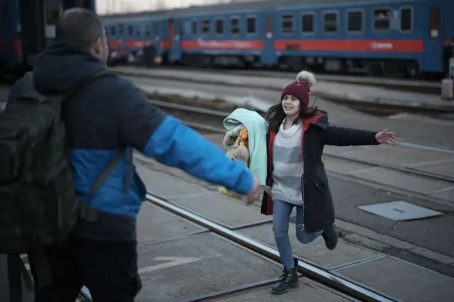 Дитину-біженця, яка втікає з України, зустрічає родич, який чекає на неї на залізничній станції Захонь, 17 березня 2022 року в Захоні, Угорщина.