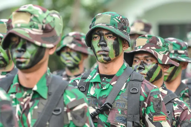 Prajurit TNI mengikuti Upacara Pemberangkatan Satgas Pamtas RI-Papua Nugini mobile Papua di Batalyon Infanteri Raider 142/Ksatria Jaya, Kasang, Jambi, Jumat (2/5/2025). Sebanyak 450 prajurit Yonif 142/Ksatria Jaya diberangkatkan menuju perbatasan RI-Papua Nugini untuk menjalankan tugas operasi sebagai satuan tugas pengamanan perbatasan dan patroli wilayah selama 6 sampai 12 bulan. ANTARA FOTO/Wahdi Septiawan/rwa.
