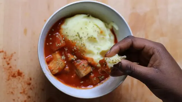 Fufu, jelo iz Gane od samlevenih bokvica i kasava