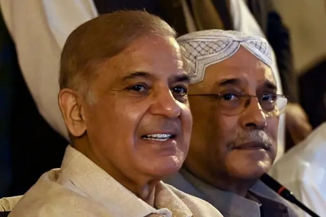 शहबाज शरीफ़ के साथ आसिफ़ अली ज़रदारी