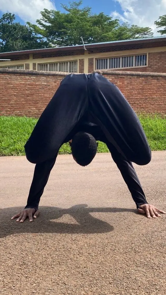 Patrick Irakiza yigonze, amaboko ye ari hasi, ikindi gice cy'umubiri kidakora hasi