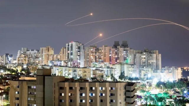 Hamas phóng rocket từ Dải Gaza nhằm vào Israel, và bị hệ thống Vòm Sắt (Iron Dome) của Israel đánh chặn