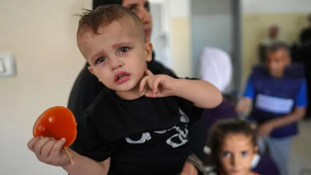 Criança palestina chorando aguardando para ser atendida no Hospital Nasser