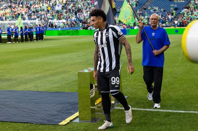 Jogador Igor Jesus, do Botafogo, entrando no campo.