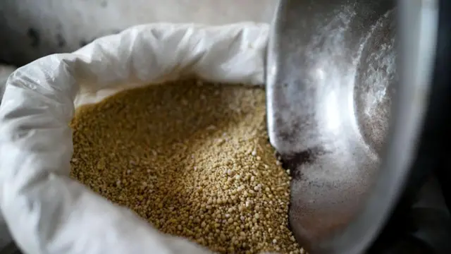 একটি বস্তায় সার দেখা যাচ্ছে