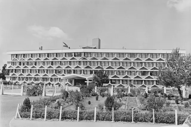 በኪነ ሕንጻ ባለሙያዎች ዛልማን ኢናቭና ሚካኤል ቴዎድሮስ የነደፉት የውጭ ጉዳይ ሚኒስቴር ሕንጻ በአዲስ አበባ ኪነ ሕንጻ ውስጥ ተጠቃሽ ከሆኑ አንዱ ነው። 