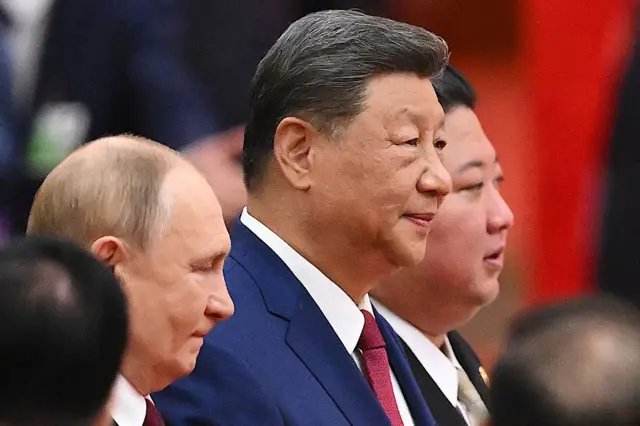 Presiden China, Xi Jinping, diapit Presiden Rusia, Vladimir Putin, dan Pemimpin Korea Utara, Kim Jong Un.